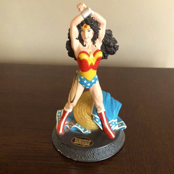 Wonder Woman Ceramic Statue